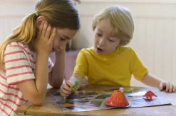 Aktivitetssæt med dinosaurer